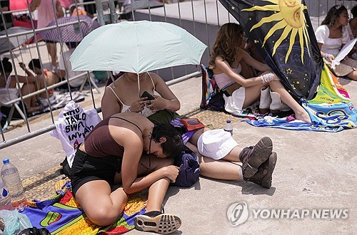 지난달 18일(현지시간) 테일러 스위프트 콘서트장 밖의 브라질 팬들. [AP=연합뉴스]